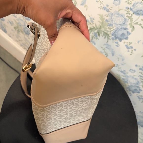 Michael Kors Tan and Cream Shoulder Bag - Picture 4 of 12